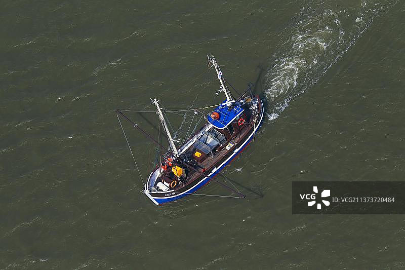蓝色虾拖网渔船在海上捕虾航拍图片素材