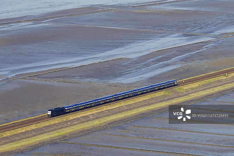 行驶在兴登堡堤坝上的火车，连接德国叙尔特岛与石勒苏益格-荷尔斯泰因图片素材