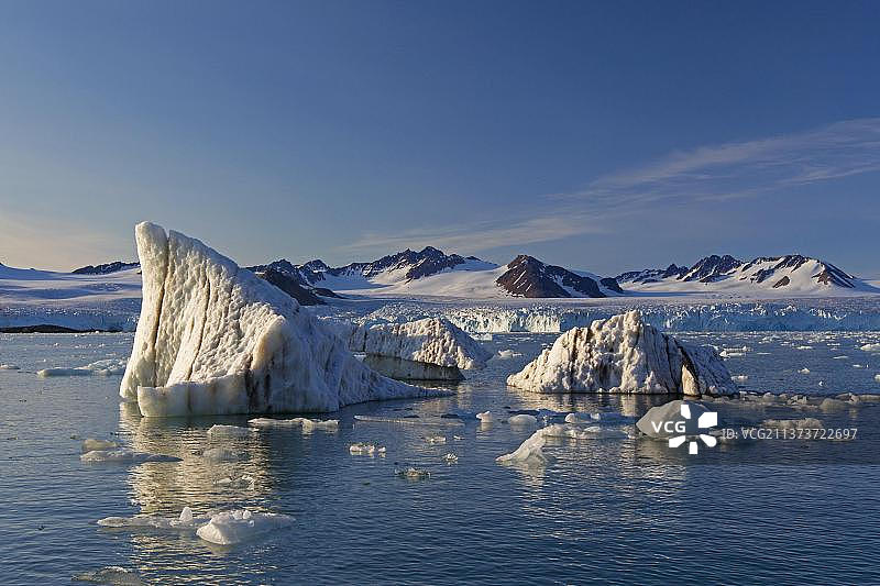 利利赫厄克布林冰川断裂的冰块漂浮在利利赫厄克峡湾中,该峡湾是位于斯瓦尔巴群岛阿尔伯特一世地的克罗斯峡湾的一个分支,挪威,欧洲图片素材