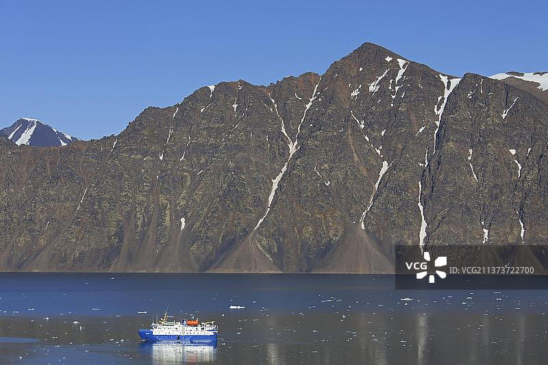 在挪威斯瓦尔巴特群岛艾伯特一世兰Krossfjorden峡湾Lilliehoeoekfjorden峡湾臂的探险船M/S Quest号图片素材