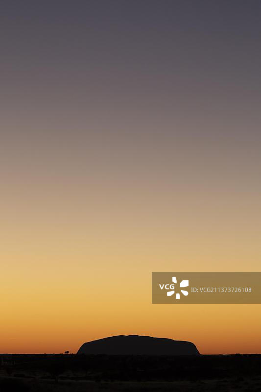 日出时分的乌鲁鲁，乌鲁鲁-卡塔丘塔国家公园，澳大利亚北部地区，大洋洲图片素材