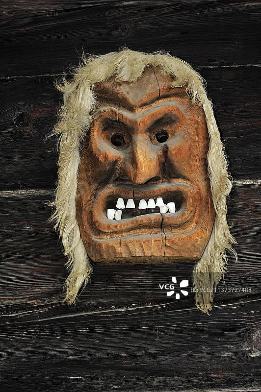 瑞士阿尔卑斯山脉勒琴塔尔的木制面具图片素材