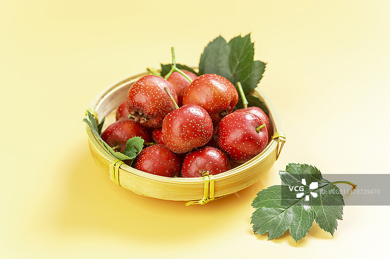 山楂红果特写黄色背景图片素材
