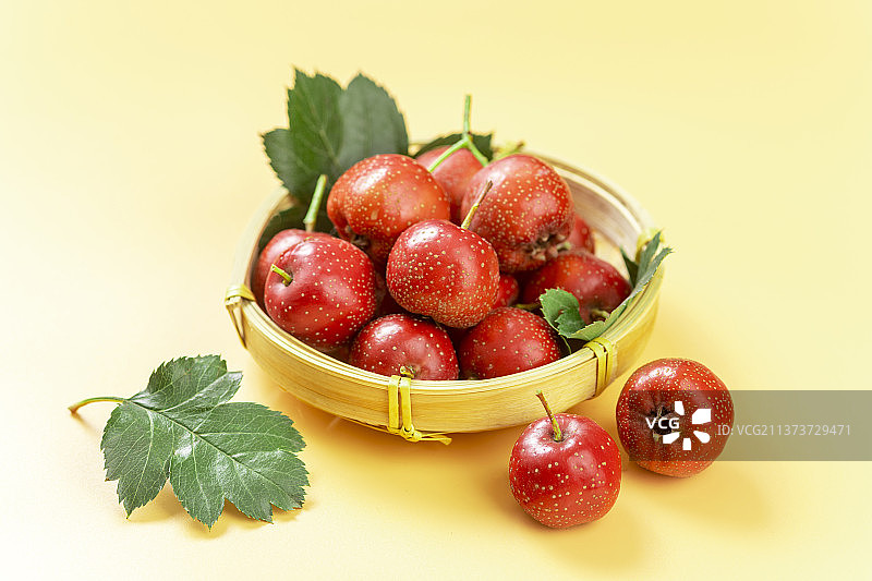 山楂红果特写黄色背景图片素材