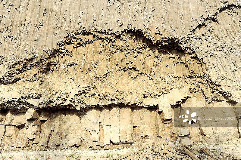 美国怀俄明州黄石国家公园塔瀑的玄武岩岩石图片素材