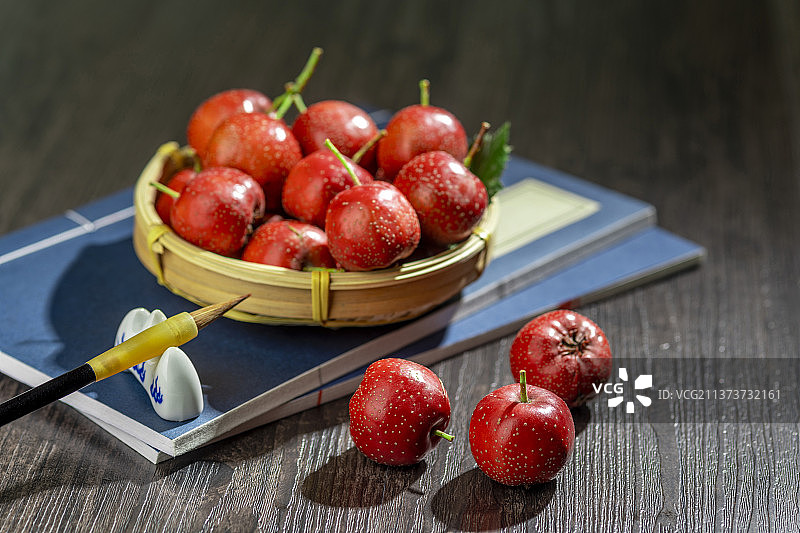 山楂红果特写木桌面背景图片素材