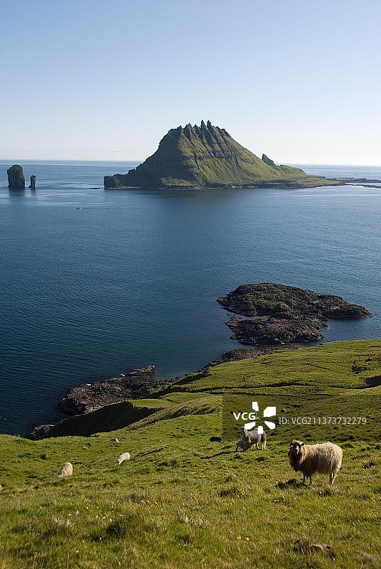 丹麦法罗群岛瓦加岛索尔瓦格斯峡湾廷德霍尔穆尔岛附近的海岸图片素材