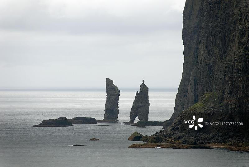 岩石海岸，巨人及其巨魔妻子，法罗群岛，丹麦，欧洲图片素材