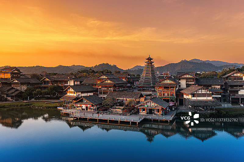 广西南宁相思湖小镇侗族鼓楼日落图片素材