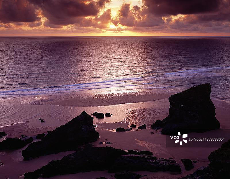 英国康沃尔纽基附近贝德鲁坦阶梯的日落图片素材