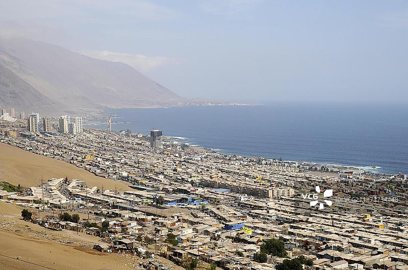 伊基克城市景观，建筑、大海和海岸线，智利北部大区伊基克，南美洲图片素材