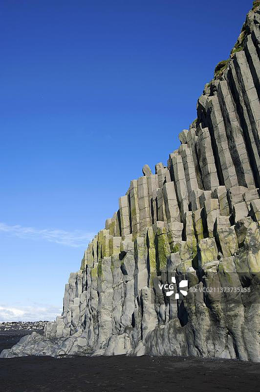 冰岛米达尔斯冰川村雷尼斯山附近的玄武岩柱海岸图片素材