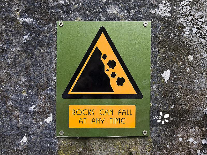 英国萨默塞特切达峡谷的落石警告标志图片素材