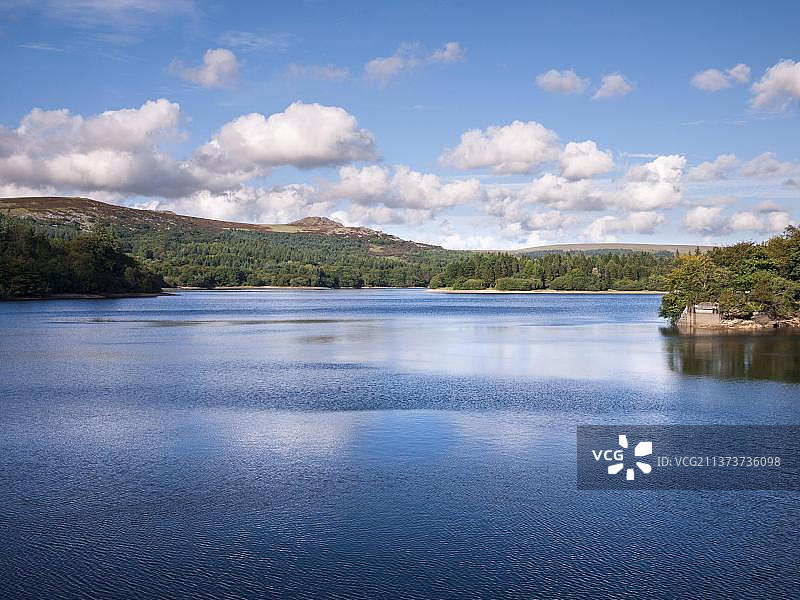 夏末的伯拉特水库和远处的莱瑟山，英国达特穆尔国家公园图片素材