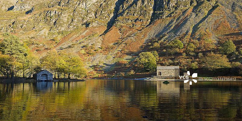 湖区国家公园韦斯特沃特河岸边的船库和泵站图片素材