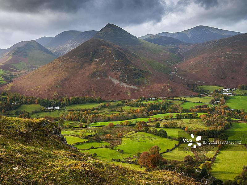 从猫铃看到的纽兰兹山谷，远处是罗林恩德和考西派克山丘。英国坎布里亚郡凯斯维克图片素材