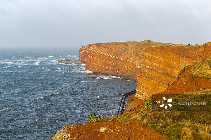 德国黑尔戈兰岛的红色砂岩悬崖和岩层图片素材