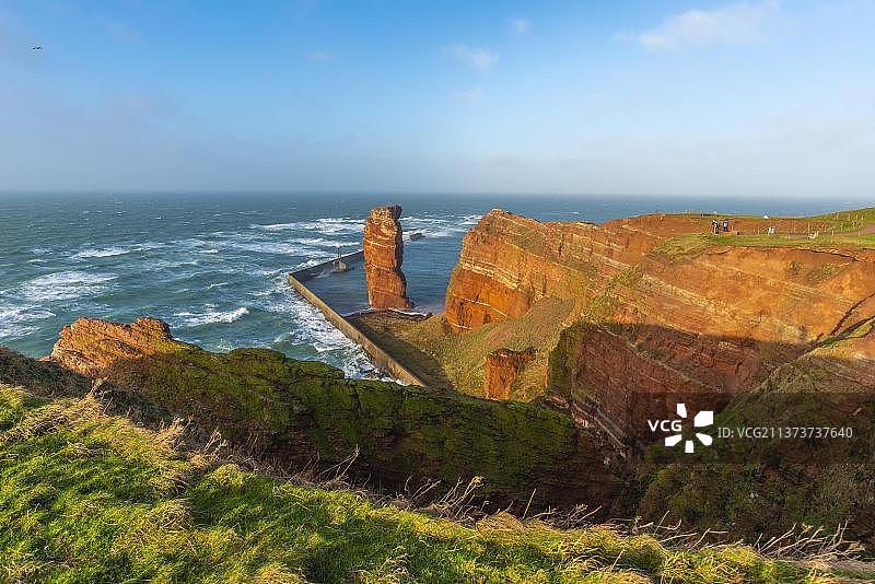 德国黑尔戈兰岛的红色砂岩悬崖和岩层图片素材