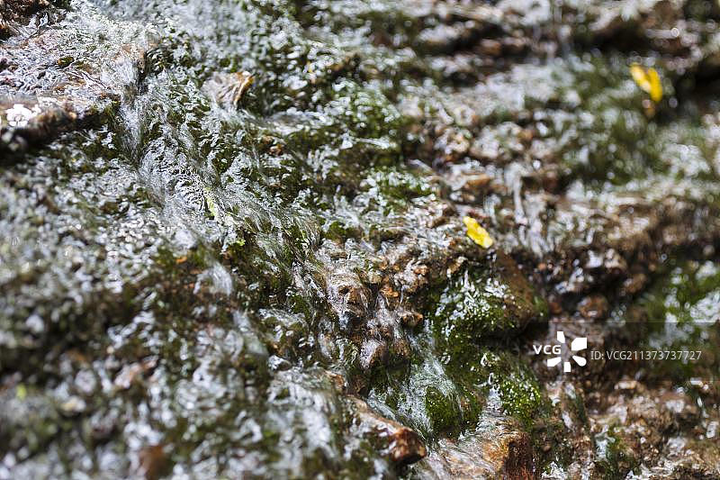 德国图林根艾森纳赫龙峡谷岩壁流水图片素材