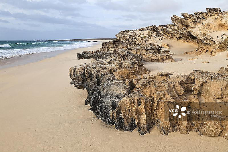 非洲佛得角博阿维斯塔岛沙滩上的风化岩石图片素材