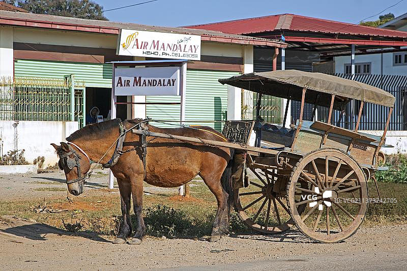 在缅甸掸邦东枝区黑河机场外的马车图片素材