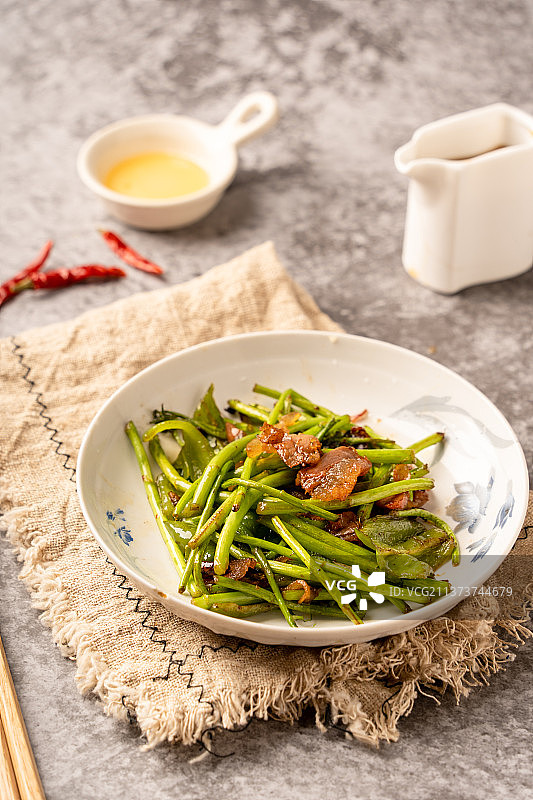 湖北特色美食泥蒿炒腊肉图片素材