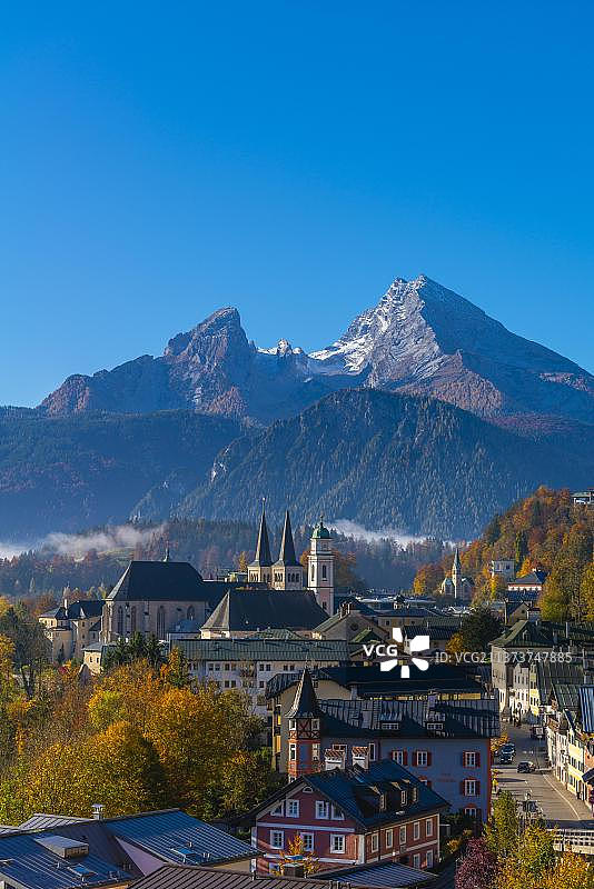 德国贝希特斯加登双塔教堂和瓦茨曼峰景观图片素材