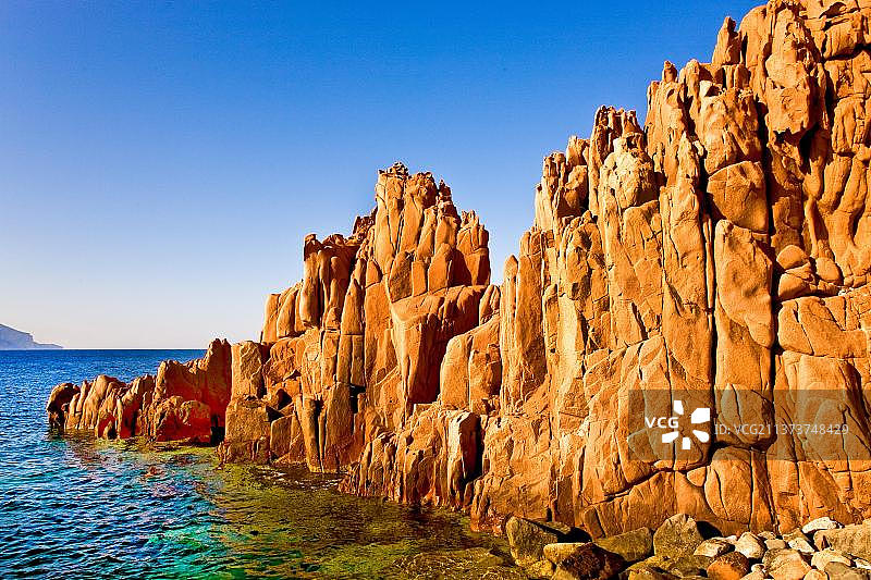 意大利撒丁岛阿尔巴塔克斯的红色岩石图片素材