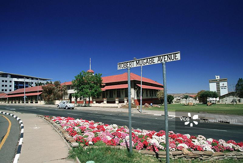花坛和街道标志，罗伯特·穆加贝大道，温得和克图片素材