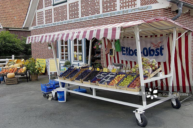 销售摊位，售卖水果，位于德国下萨克森州阿尔特斯兰地区图片素材