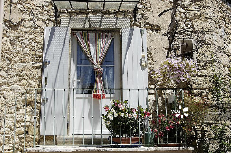 法国普罗旺斯巴农，带有鲜花的阳台图片素材