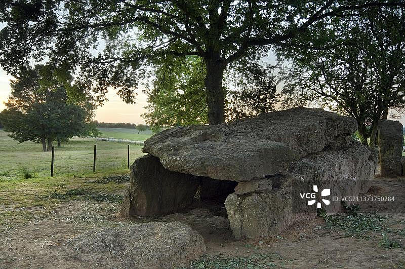 比利时阿登地区迪尔比附近的韦里斯巨石墓图片素材