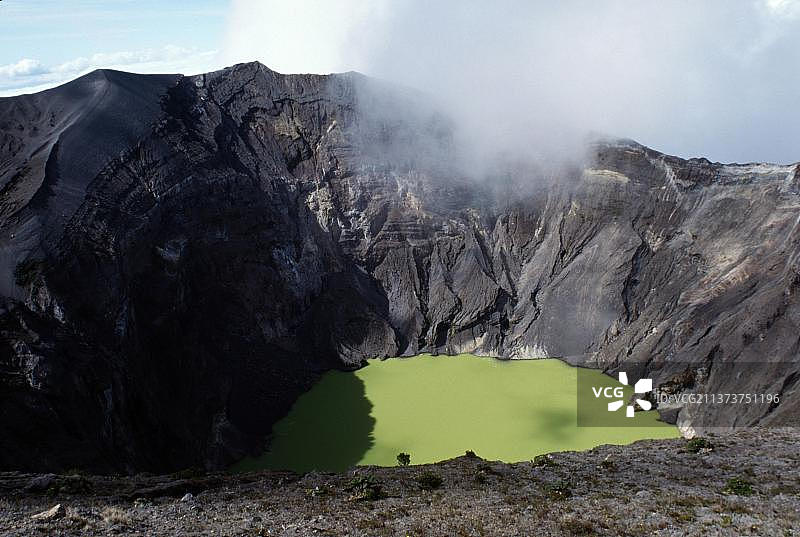 哥斯达黎加圣何塞伊拉苏火山的绿色火山口湖，中美洲图片素材
