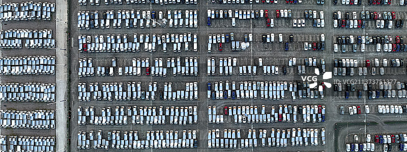 航拍重庆新车停车场 彩色矩阵图韵律十足图片素材