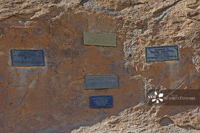 澳大利亚乌鲁鲁卡塔丘塔国家公园事故遇难游客纪念牌图片素材