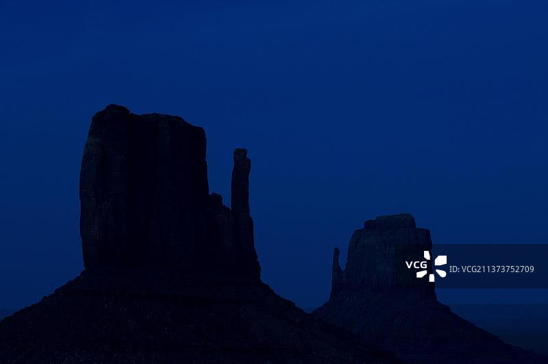纪念碑谷纳瓦霍部落公园夜幕下的岩层图片素材