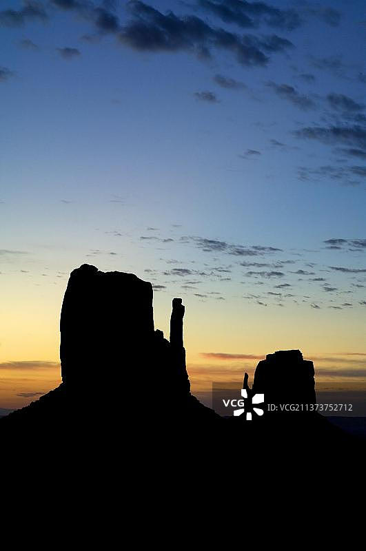 纪念碑谷纳瓦霍部落公园的日落剪影砂岩岩层图片素材