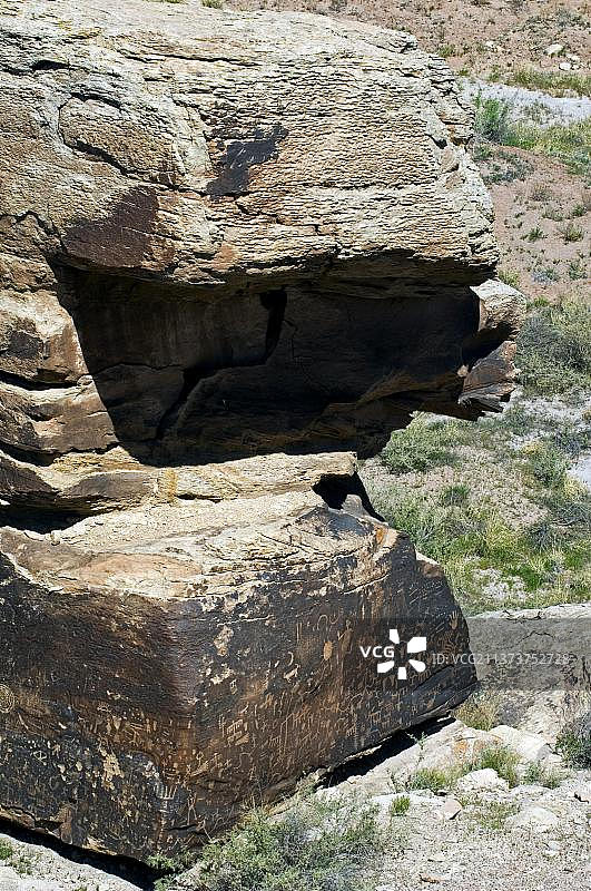 美国亚利桑那州石化林国家公园的报纸岩石与阿纳萨齐印第安人的岩画图片素材