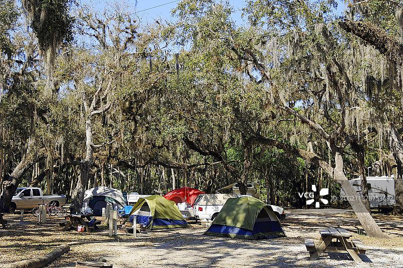 美国佛罗里达州迈亚卡河州立公园的露营帐篷图片素材