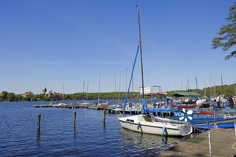 德国劳恩堡湖泊自然公园拉策堡湖的码头上的船只图片素材