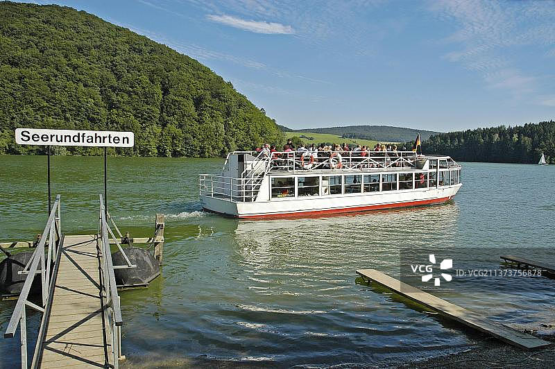 Diemelsee湖往返船只，位于德国北莱茵-威斯特法伦州的布里隆和马尔斯贝格之间图片素材