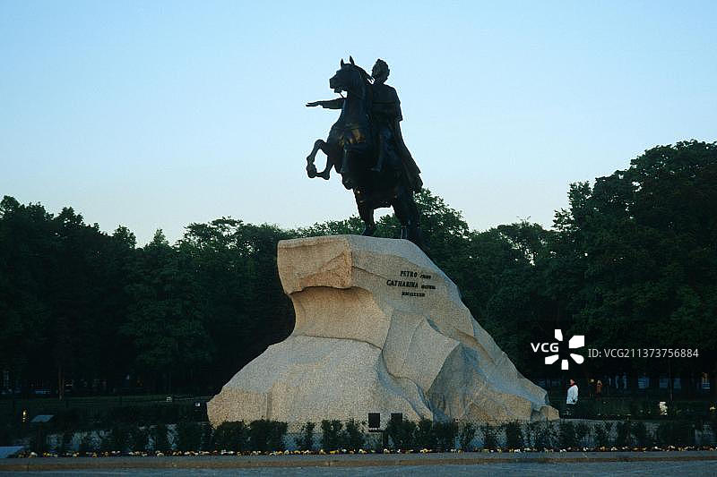 圣彼得堡十二月党人广场的青铜骑士彼得大帝纪念碑雕像，俄罗斯图片素材