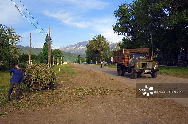 农民和卡车，位于哈萨克斯坦加巴格利国家公园图片素材