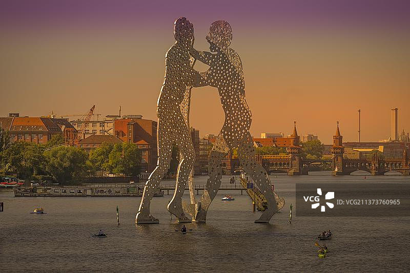 分子人雕塑，施普雷河，特雷普托，特雷普托-科佩尼克，柏林，德国，欧洲图片素材