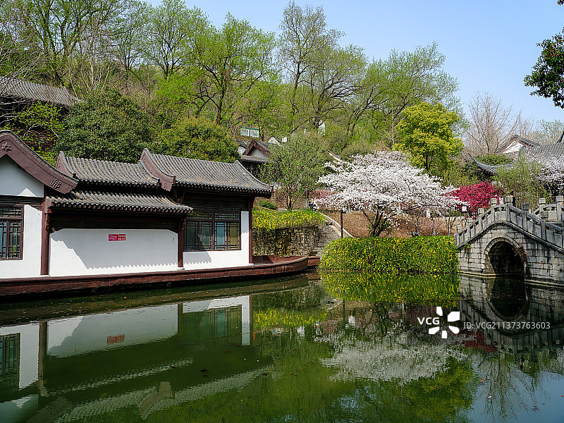 阳春三月，湖北荆门龙泉公园园林反光图片素材