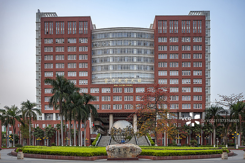 中国广东省广州暨南大学富力教学大楼图片素材