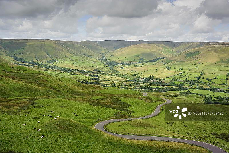 英格兰德比郡埃代尔山谷的蜿蜒道路图片素材