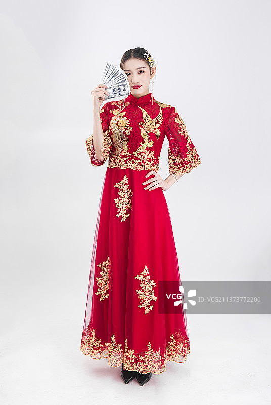 穿着中式秀禾服的女性结婚白底人像图片素材