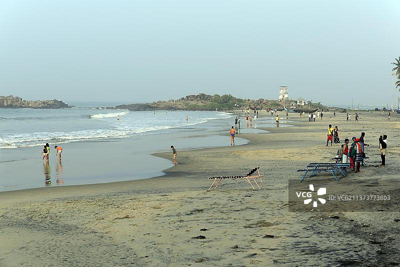 在印度喀拉拉邦马拉巴尔海岸科瓦拉姆海滩度假的游客图片素材