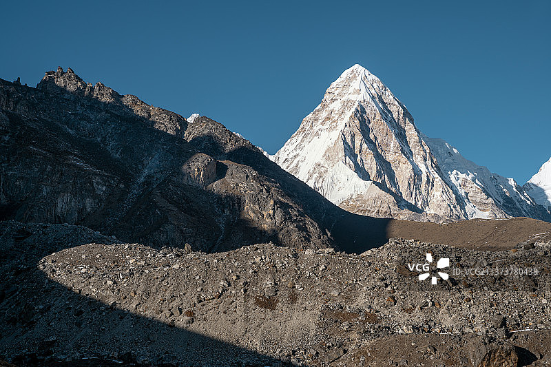 喜马拉雅山普莫里峰图片素材